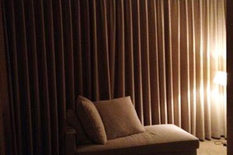 达芙妮|参观韩雨芹住的豪宅,喝白开水都拿红酒杯,不愧是达芙妮的老板