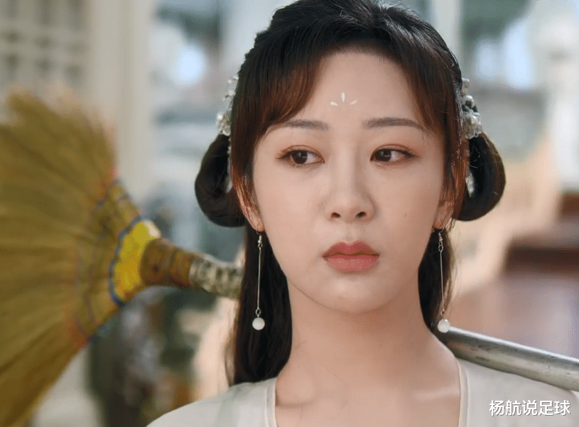 杨紫|杨紫凹坑的下巴，王一博折断的鼻梁，整容脸在镜头下真是无处遁形