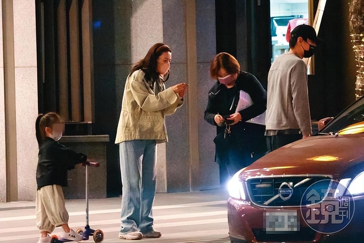 赵又廷|高圆圆「手提2大袋食物」超懂媳妇之道 赵又廷返台一家5口享天伦