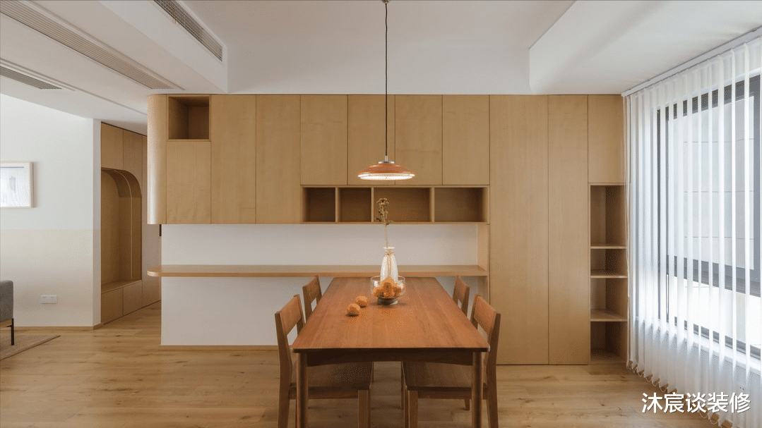 “穷装修”又赢了,他家用大白墙搭配原木家具,轻松打造清爽的家