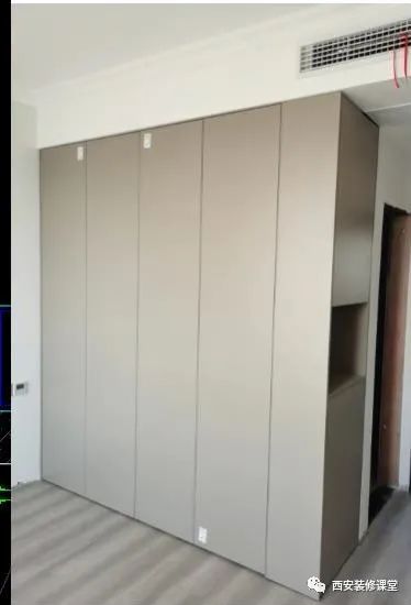 卧室门口有开关，定制衣柜怎么避开？