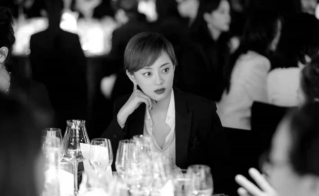 孙俪|孙俪拿高奢霸气回归时尚圈！穿中国红裙大秀小香肩，绝美气质大提升