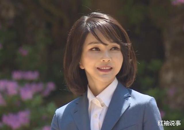 韩剧|韩国第一夫人惊艳，49岁脸蛋精致似芭比，颜值秒杀韩剧女主角
