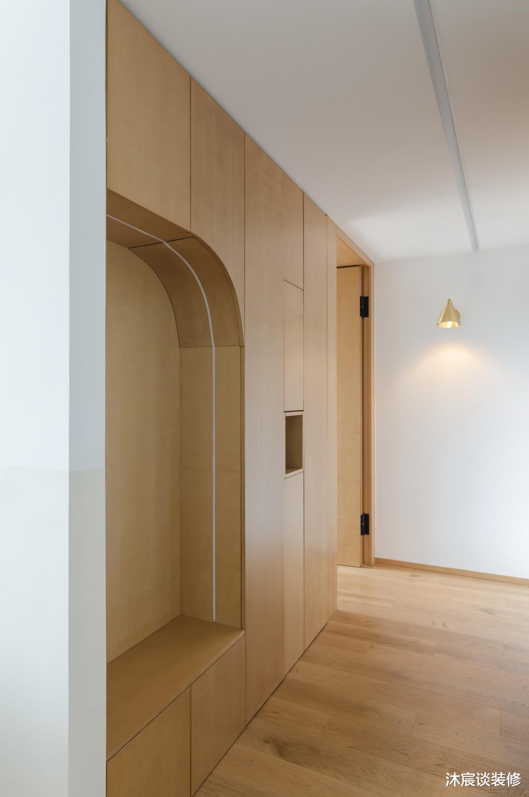 “穷装修”又赢了,他家用大白墙搭配原木家具,轻松打造清爽的家