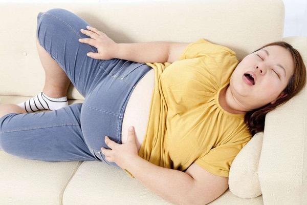 更年期 女性更年期体重易上涨，坚持这2个方法，或能有效减轻体重