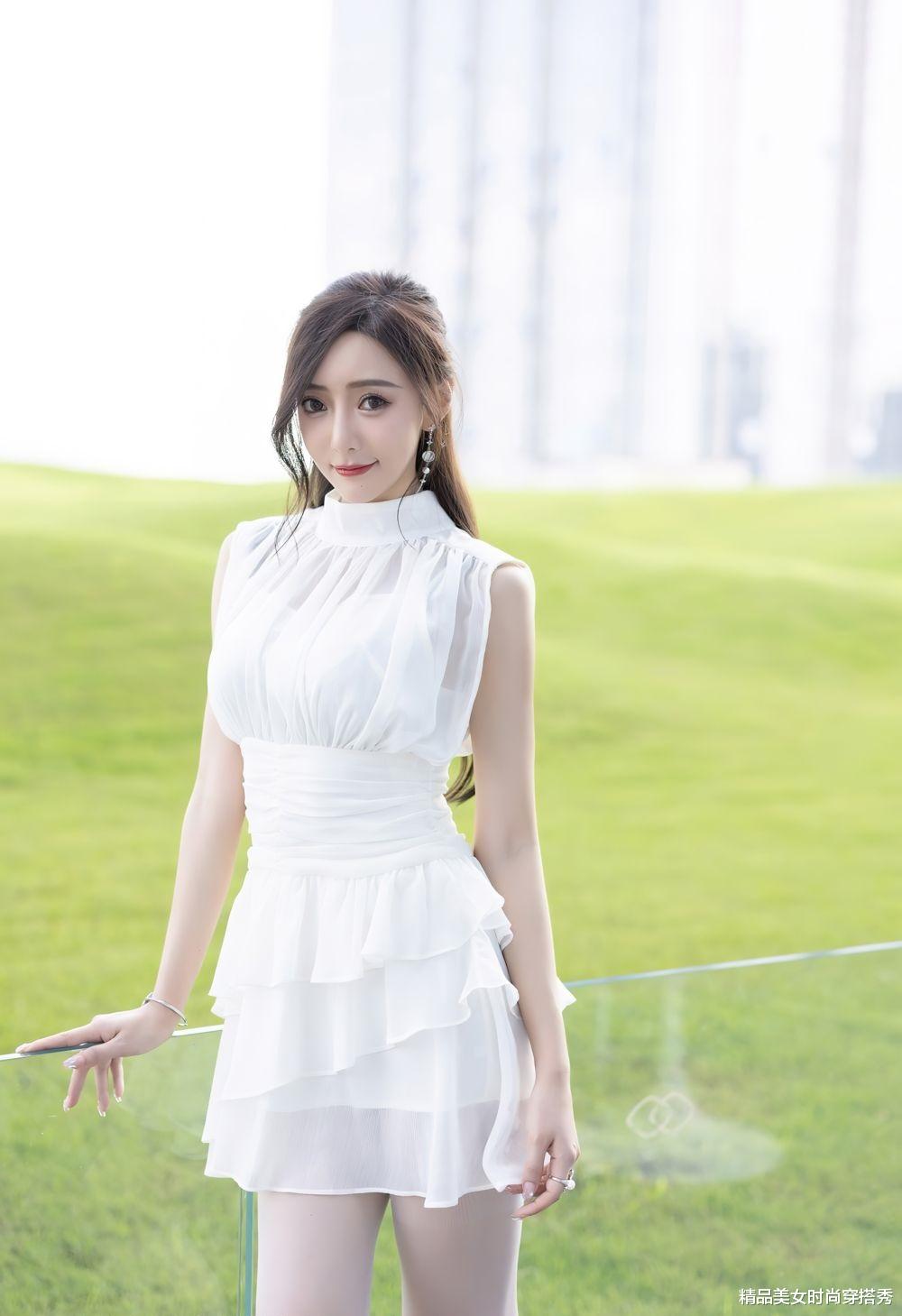 一条设计感满满的小白裙，兼顾上班和约会，让你日常通勤两不误