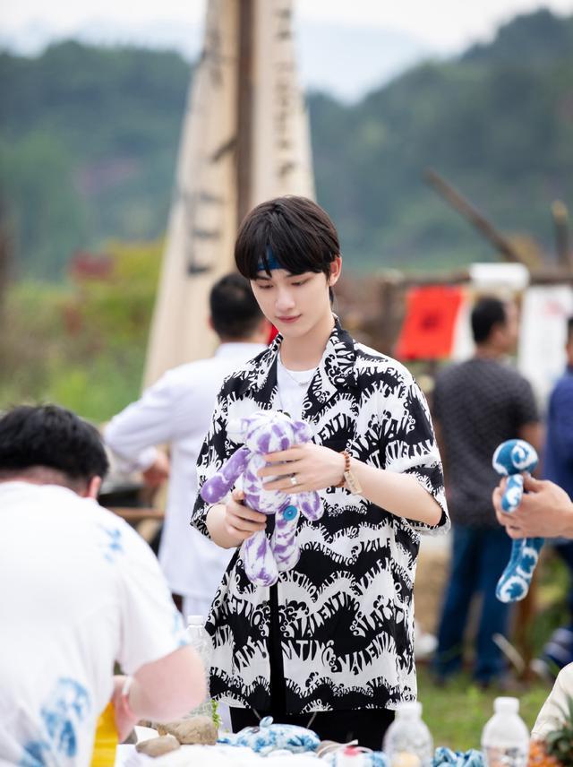 丁程鑫|《花少》丁程鑫、李斯丹妮双人舞燃爆，网友焦点却在丁程鑫的手上