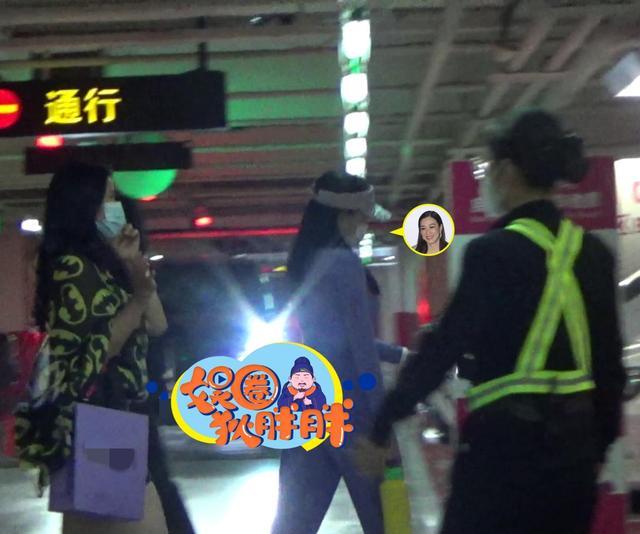 钟丽缇|钟丽缇与好友现身地库运动风穿搭身材凹凸有致