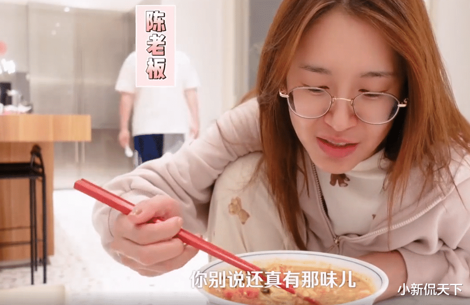 张子萱|张子萱38岁生日，陈赫亲自下厨为她煮面，婆婆偷偷买花送惊喜好幸福