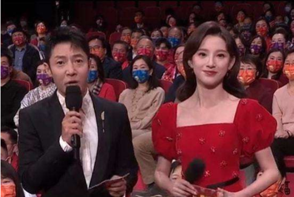 撒贝宁|撒贝宁谈春晚失误，吓得手脚发凉，头皮发麻。 台上一分钟，台下十年功。