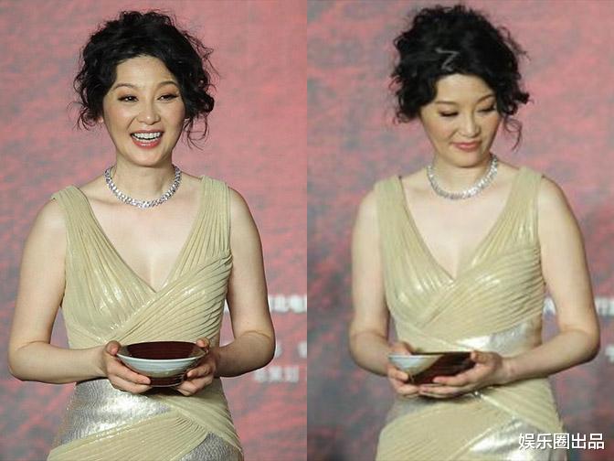 徐帆|徐帆穿低领短裙亮相，用双手扯裙摆惹争议，被指“敢穿不敢秀”