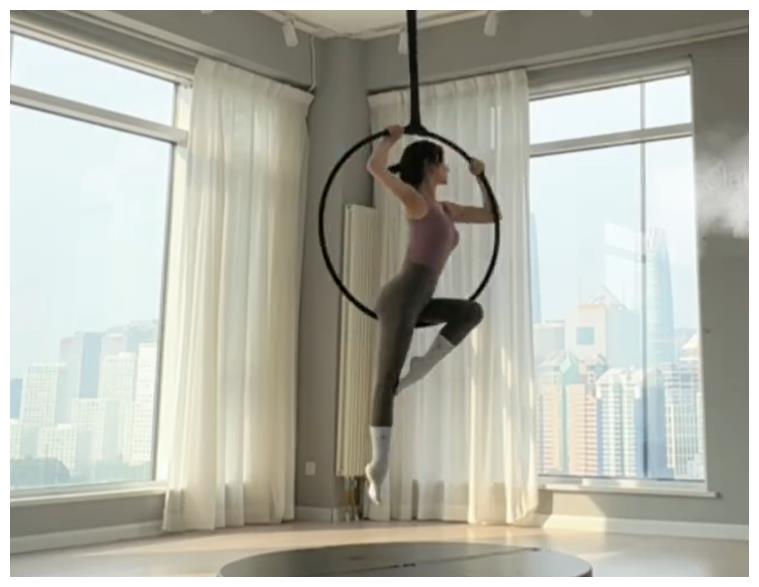 柳岩|41岁柳岩练吊环挂空中！身子大力凹出S曲线，穿紧身衣腰围巴掌大