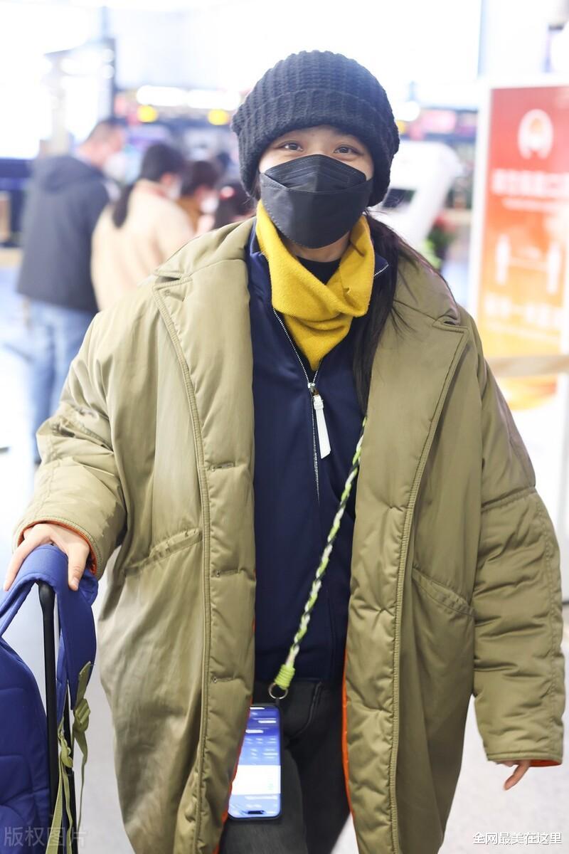 汤唯|汤唯斩获影后更低调，穿宽松棉服像个“小老太”，素颜出镜认不出