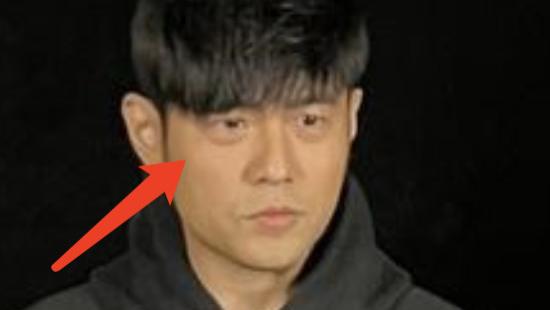 周杰伦|周杰伦看秀生图曝光，眼袋比眼睛大，被拍成一米三，郑秀文面色憔悴