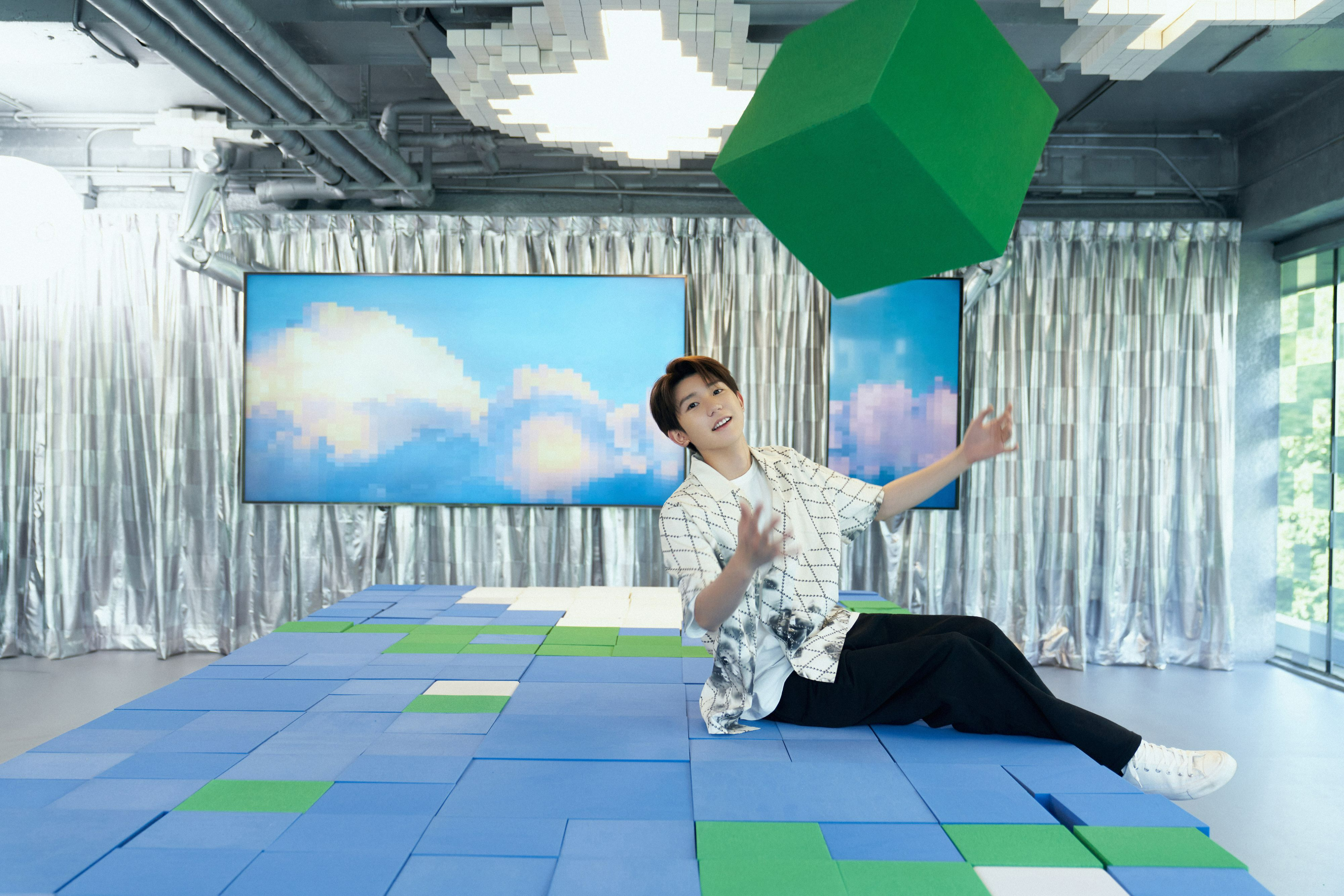 穿衣搭配|王源晒周末福利帅照，却被粉丝笑称是翻墙拍摄