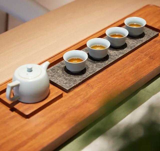 260㎡现代简约，连天花板都做原木风，满屋自然的气息