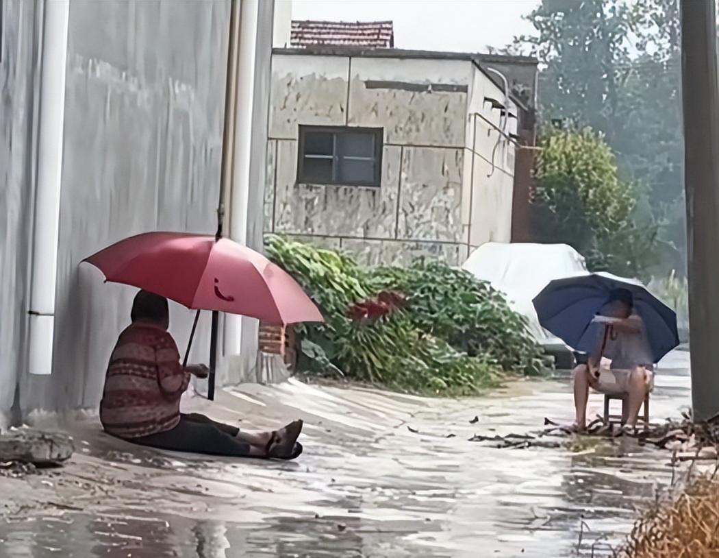 俩村妇因一颗瓜吵架几小时，众人苦劝不下，吵到下雨打着伞继续吵