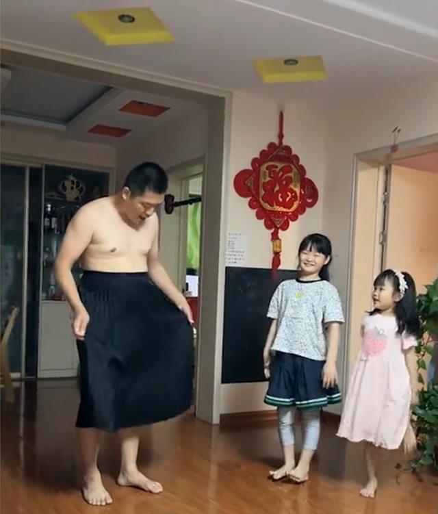 山东一男子套裙子,向女儿传授“防走光”动作,网友:爸爸太难了