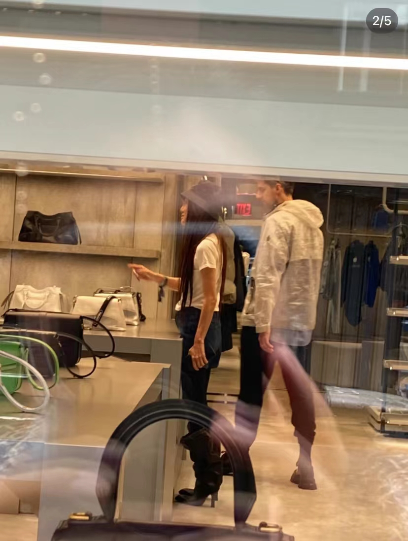 |73岁王薇薇带小男友购物!脸部凹陷似小老太,狂买奢侈品全店清场