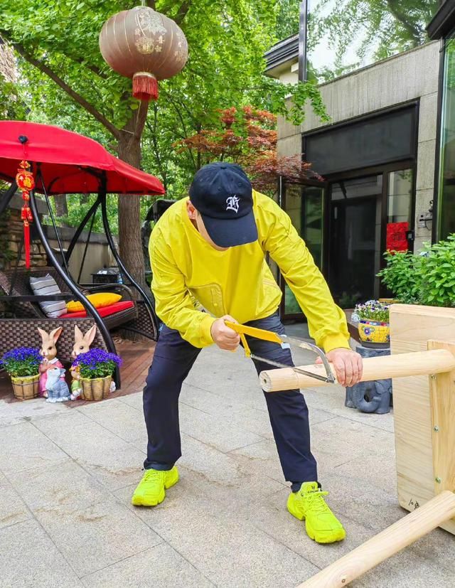 赵文卓|满屏大长腿！赵文卓晒一家五口背影，15岁女儿身材比母亲还纤细