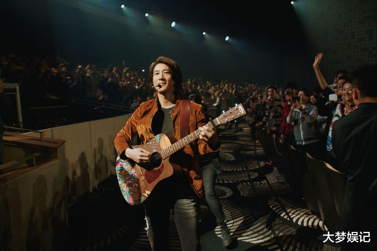 王力宏|王力宏甩李靓蕾复出，突PO合照喊：谢谢让我不是一个人，黑人也留言