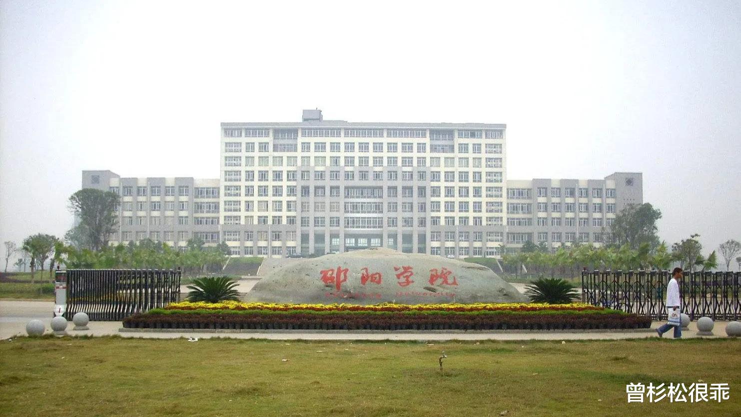 王嘉尔|王嘉尔在泰国给粉丝的这一“跪”，撕下了多少崇洋媚外人的遮羞布