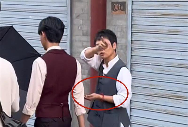 孟鹤堂|德云社孟鹤堂、秦霄贤同行，孟哥边走边嗑瓜子，丝毫没有偶像包袱