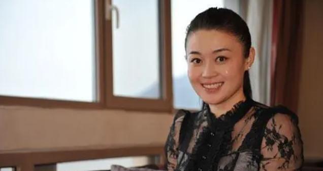 关婷娜|关婷娜：21岁签约赵本山公司，长得漂亮39岁还单身，父母一直为她担心