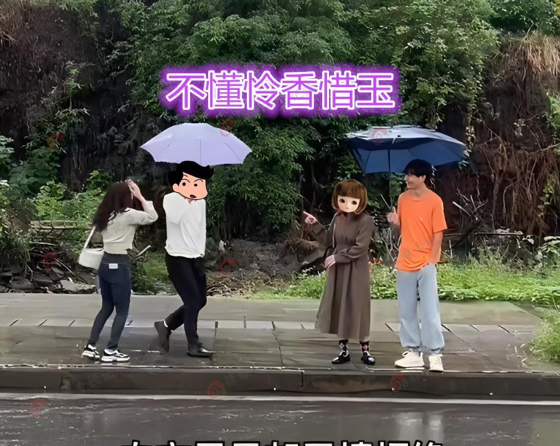 女孩没带伞躲进男子伞下避雨,男子竟把伞扔掉,网友:凭实力单身