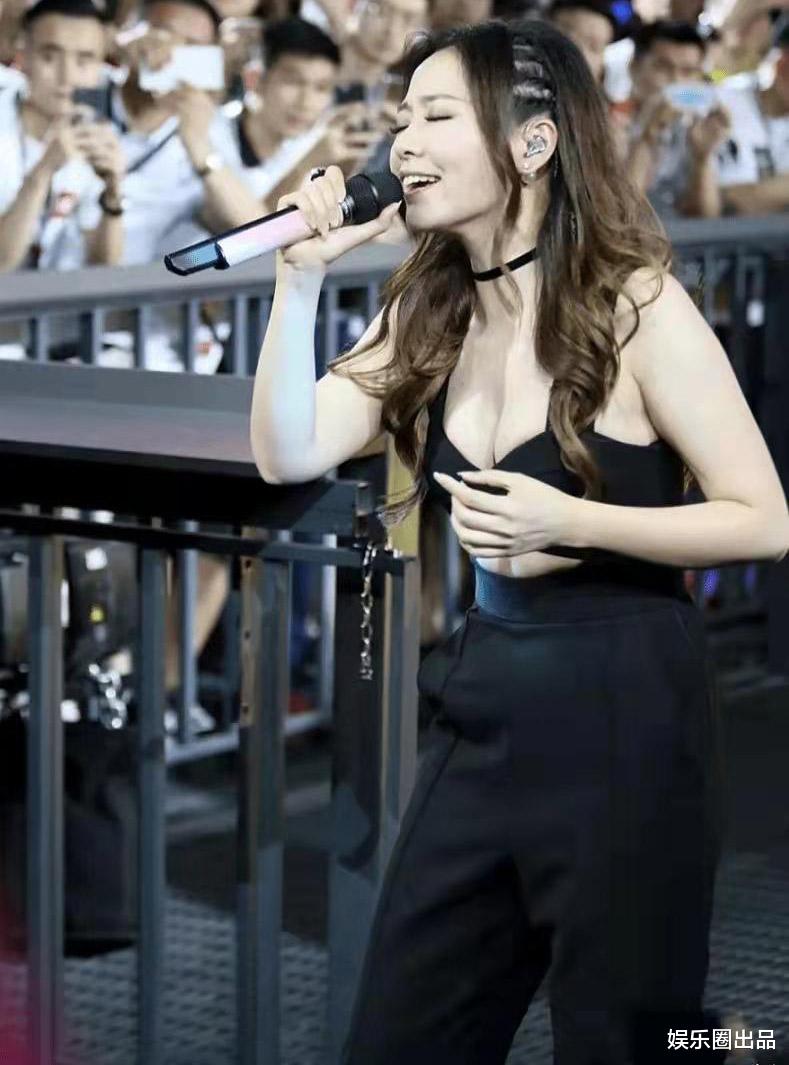 张靓颖|张靓颖的气质真好，穿露空装登台演出，闭着眼睛唱歌依然迷人