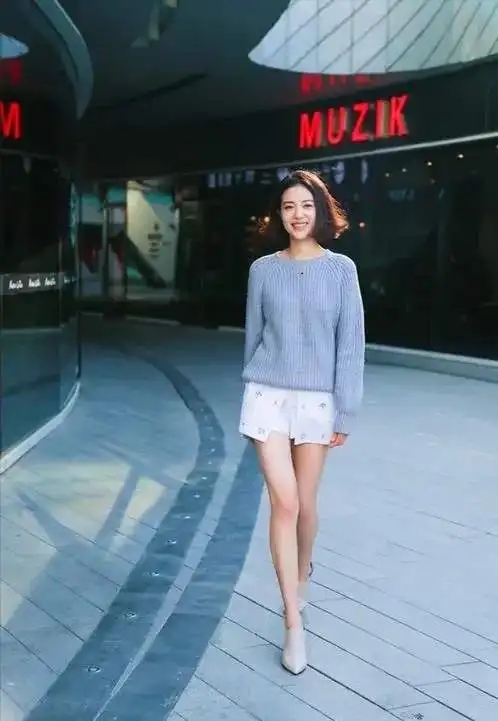 杨幂|杨幂旗下李溪芮离开嘉行后出行靠打的 对比其他三朵金花让人唏嘘