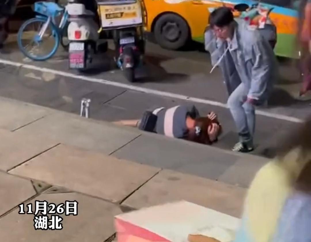 湖北一男子街边暴打女子