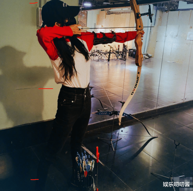 杨幂|36岁杨幂射箭近照曝光，四肢纤细瘦出骨感，私服翻车身材五五分