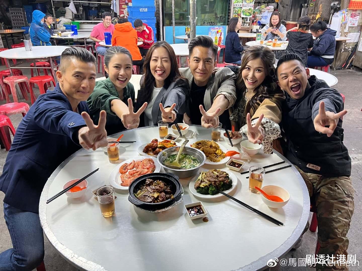 聚会|“铁马家族”聚会为视后提前庆生，成员五缺二，视帝被指重色轻友