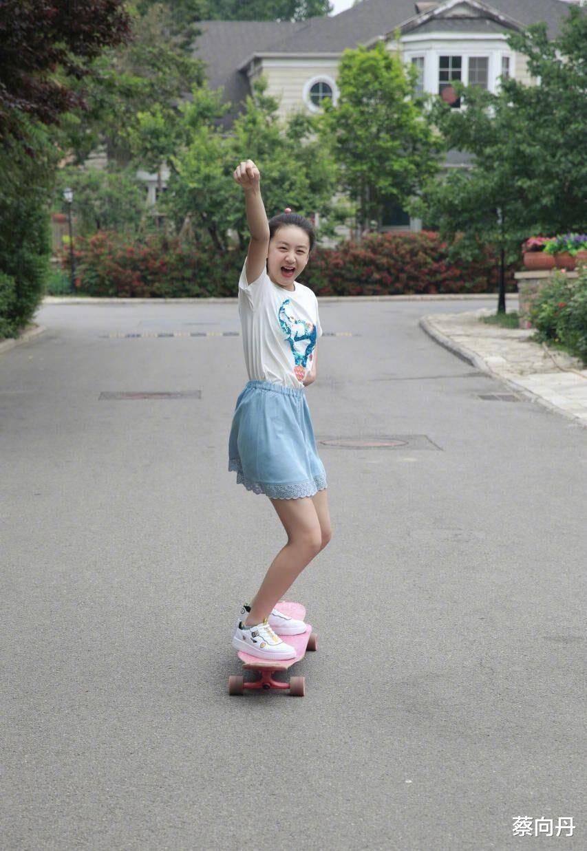 田雨橙|12岁田雨橙胆子真大，穿短裙还敢坐在滑板上拍照，穿衣风格引热议