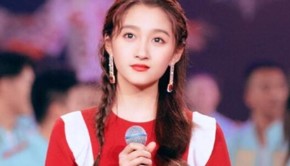 关晓彤|“国民闺女”关晓彤的字迹曝光，可爱又有个性，很多学生想要模仿