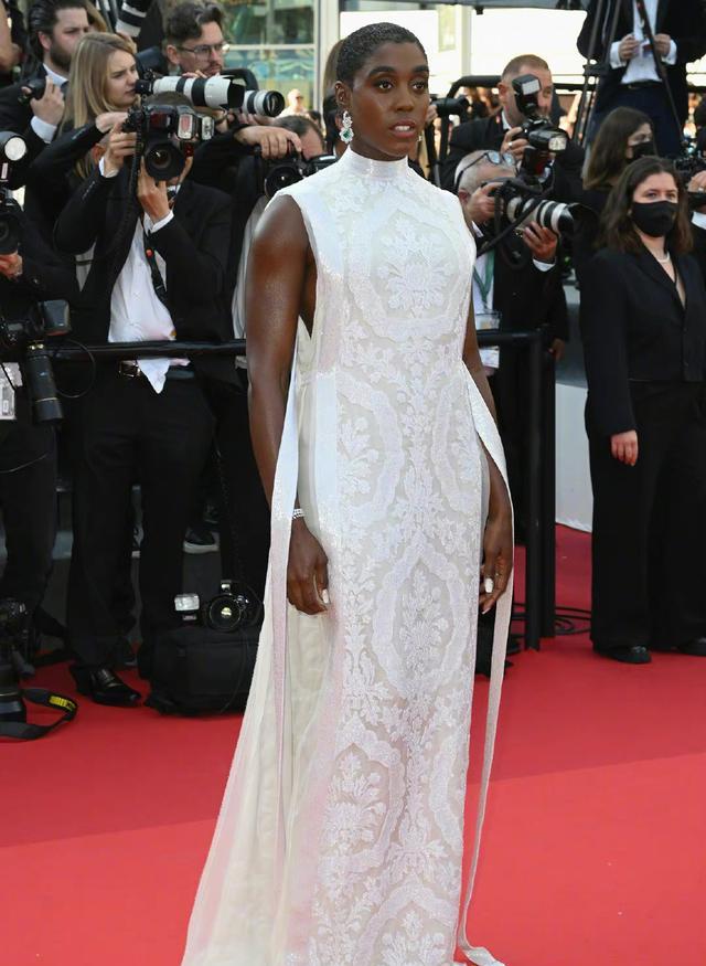 |20位女星戛纳红毯比拼，外国女星勇敢放飞，陈法拉汤唯内敛取胜