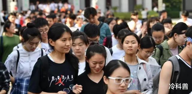 医生|家有女儿的应注意,未来十年适合女生的专业,收入发展都不错