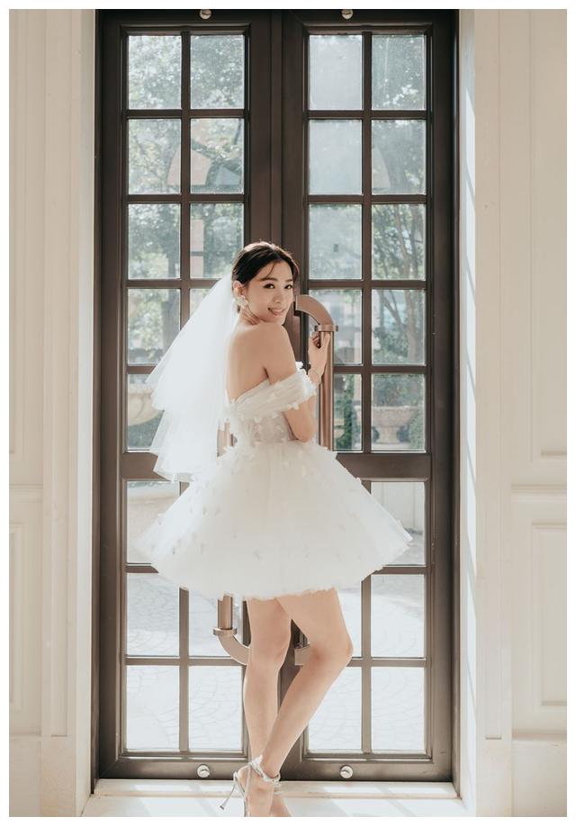 王思平|35岁女星大办婚礼！戴传家宝婚戒连换三套婚纱，婚宴55桌众星到场