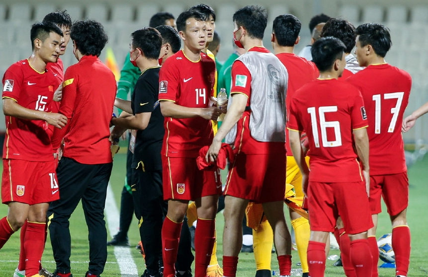 国足|国足或遭严惩！4吨行李装满整架飞机，带按摩技师堪比旅游团