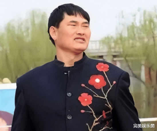 朱之文|袁庆穿着暴露和大衣哥拍合照,后者春心荡漾直跳舞,网友:丢人