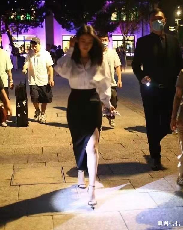 |看完女神高圆圆的穿搭,终于知道为何有夺妻之仇,黑白穿搭超优雅