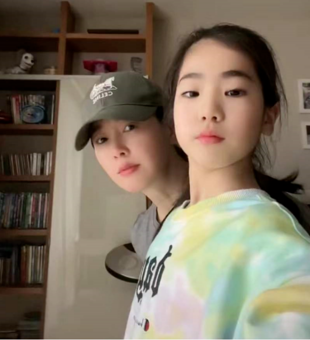 左小青|左小青晒手捧鲜花照，笑容灿烂人比花娇，失婚后独自抚养十岁囡囡