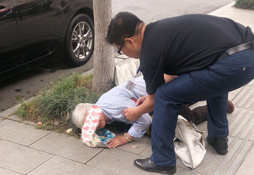 我的疑惑:为何摔倒后被扶起却诬陷对方的老年人,得不到惩罚呢?