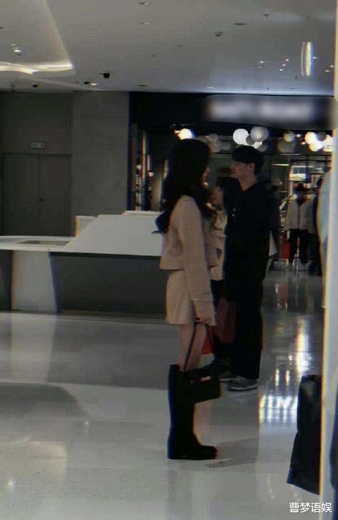 白鹿|白鹿《以爱为营》曝路透，低头走路神似晚晚，职场造型引网友群嘲