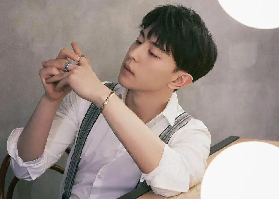 成龙|邓伦自毁前程,个人道歉与央视报道不符,成了“两面人”