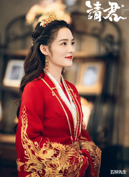 李沁|《请君》收官，李沁替身揭幕后拍摄故事，李沁眼角受伤仍坚持拍摄