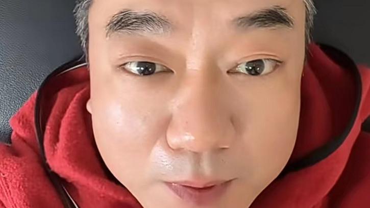 董勇|知名演员董勇拍戏受伤，躺病床膝盖扎针直呼很疼，54岁已满头白发