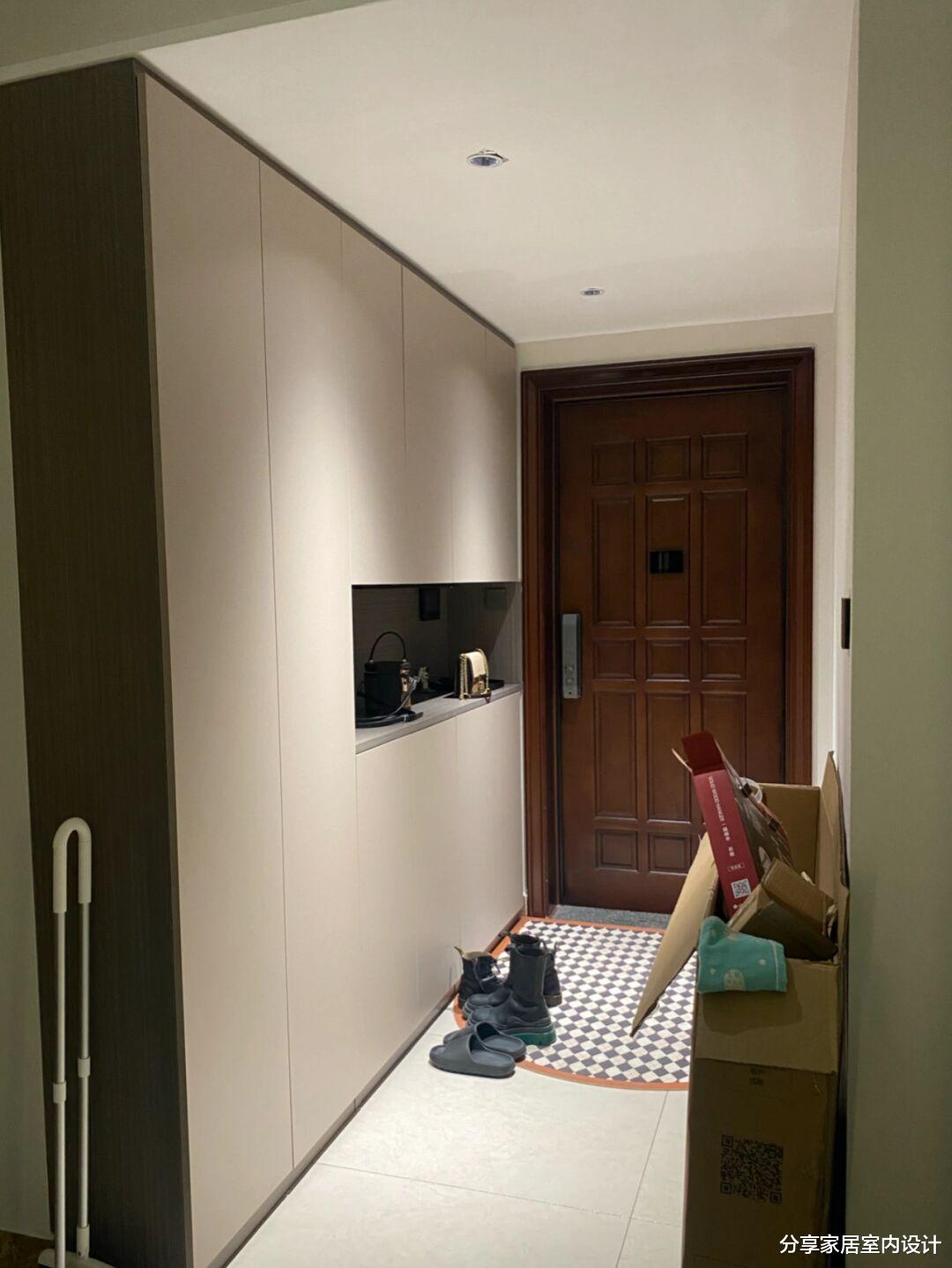 看她家精装房，花了很多心思改造，全屋定制的柜子美观又实用！