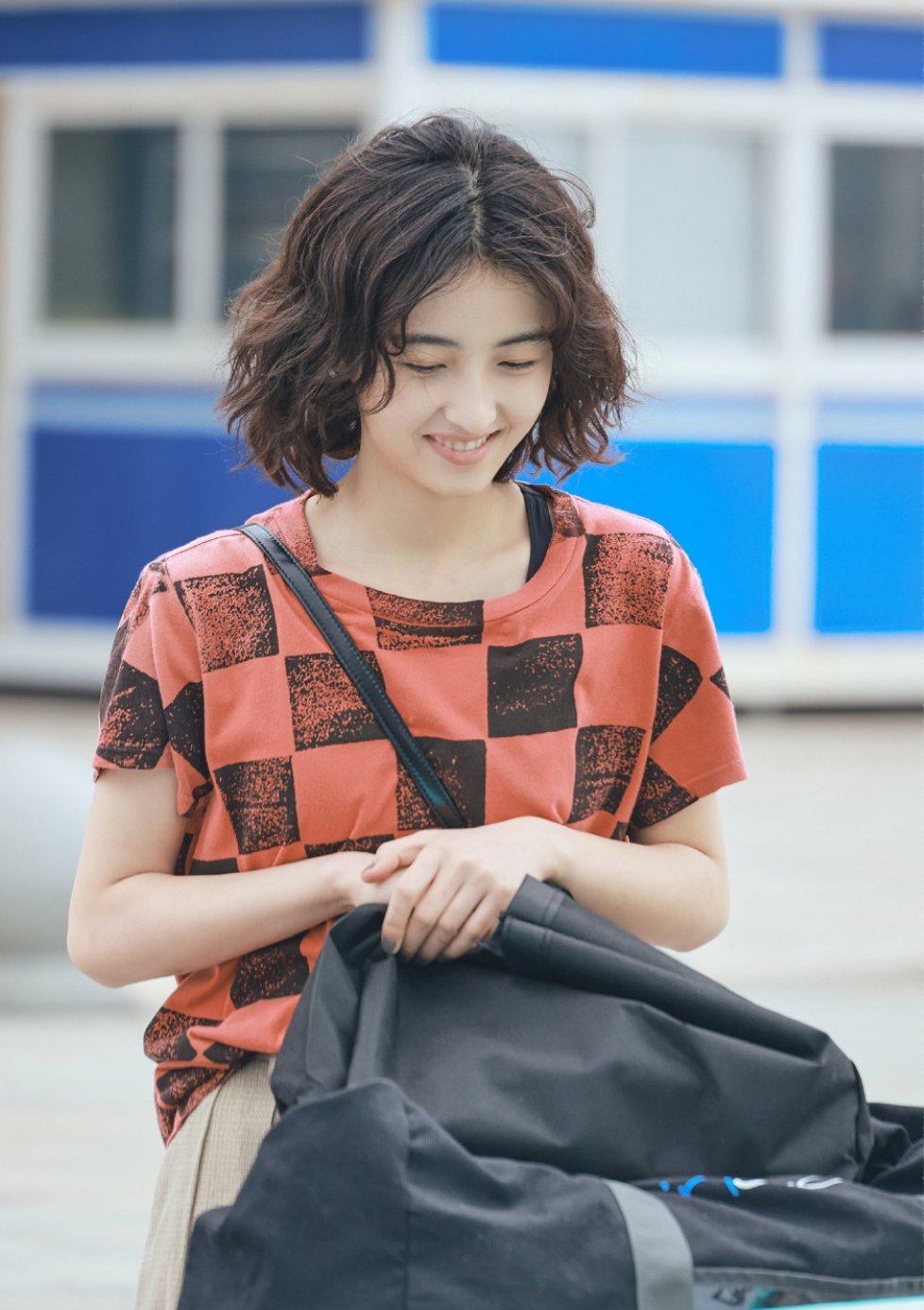 向往的生活|《向往的生活》张子枫卷发造型，挺像一头炸毛的小狮子，可可爱爱